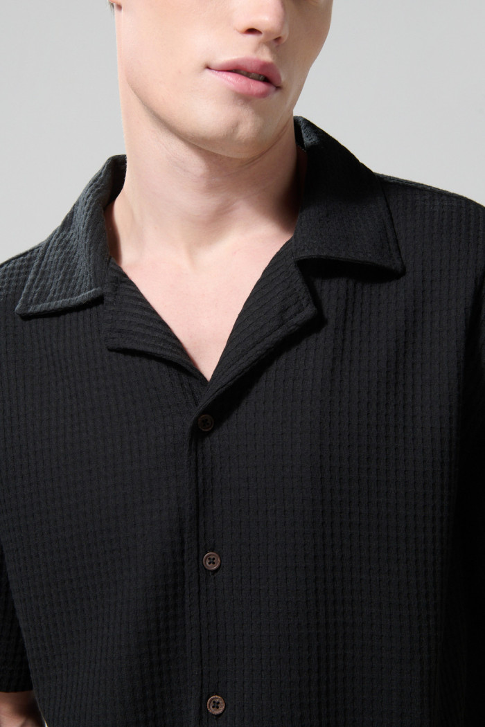 Camisa unicolor con texturas y manga corta
