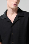 Camisa unicolor con texturas y manga corta