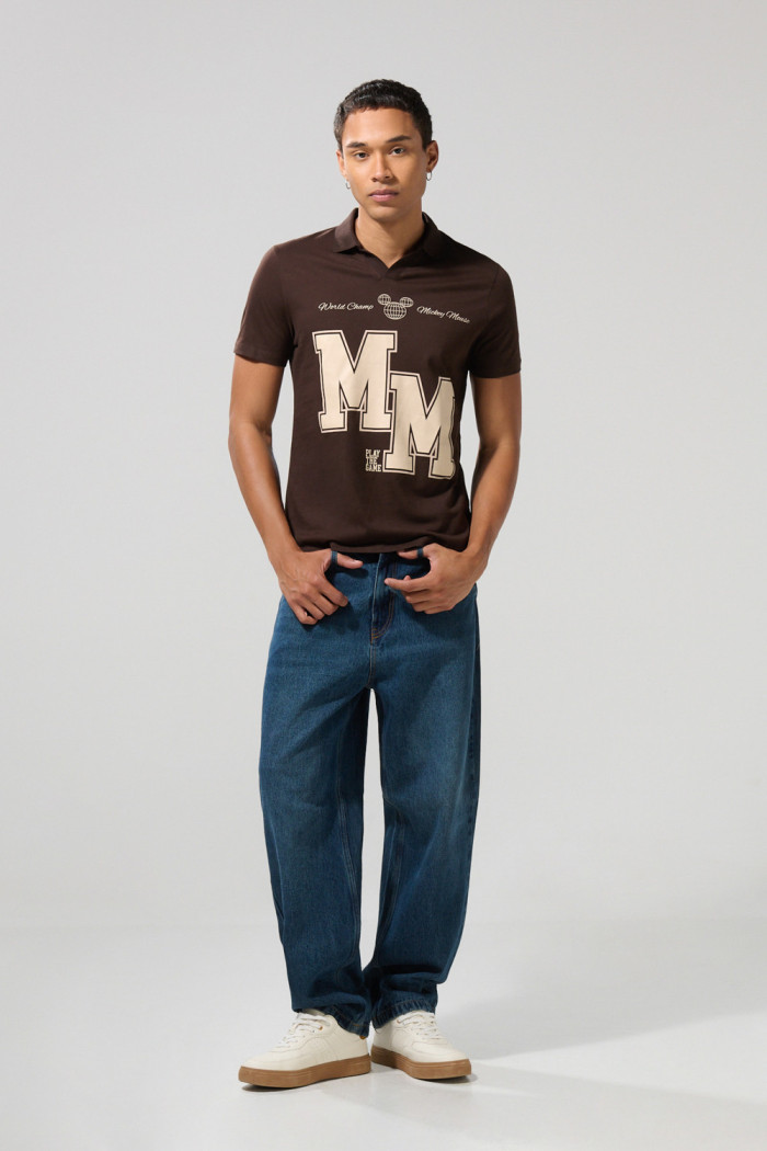Camiseta café con diseños de Mickey y cuello polo