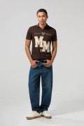 Camiseta café con diseños de Mickey y cuello polo