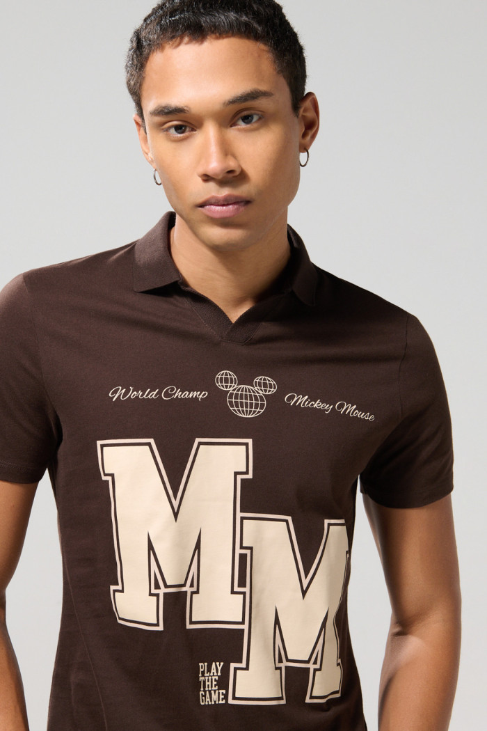 Camiseta café con diseños de Mickey y cuello polo