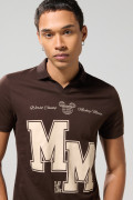 Camiseta café con diseños de Mickey y cuello polo