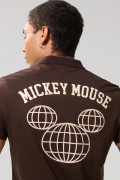 Camiseta café con diseños de Mickey y cuello polo