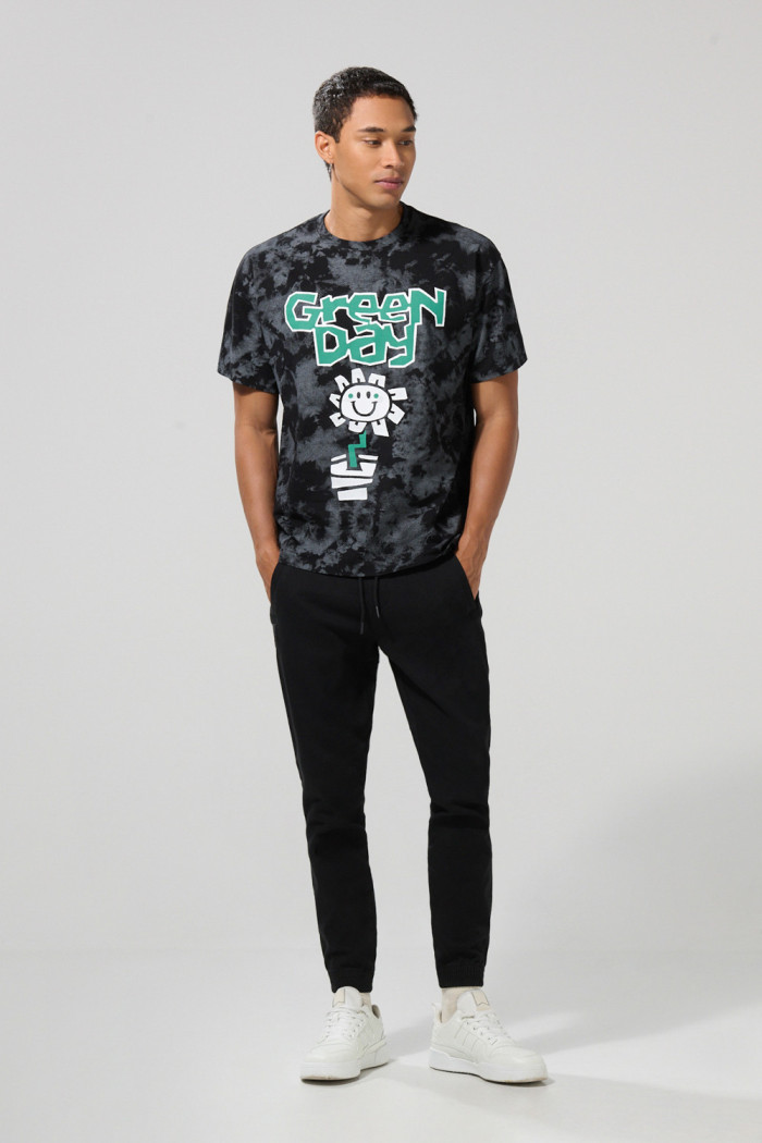 Camiseta negra tie dye manga corta con arte de Green Day