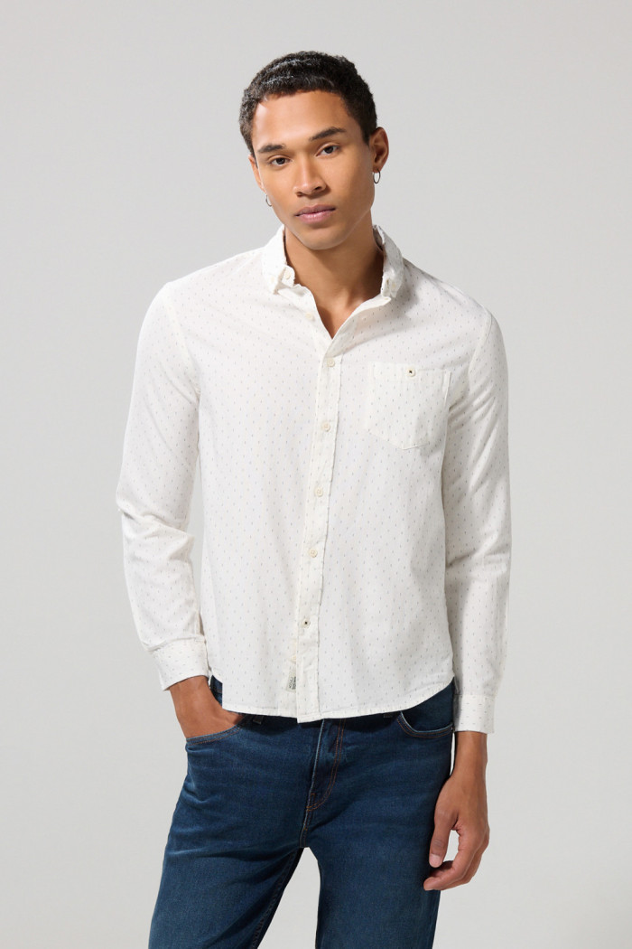 Camisa blanca con diseños de mini print y manga larga
