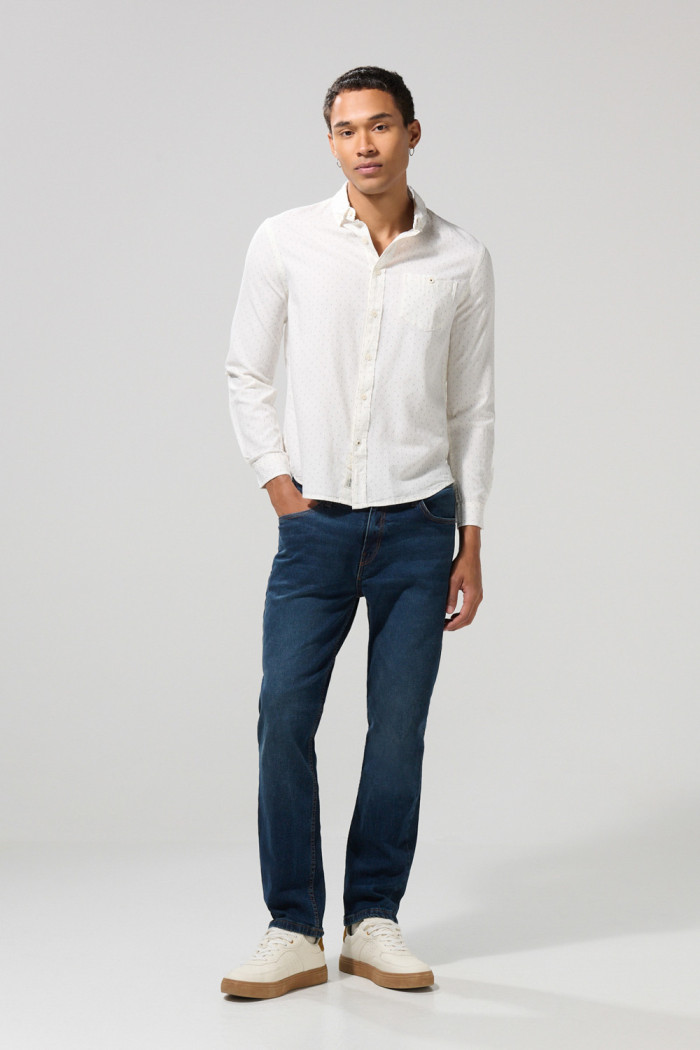Camisa blanca con diseños de mini print y manga larga