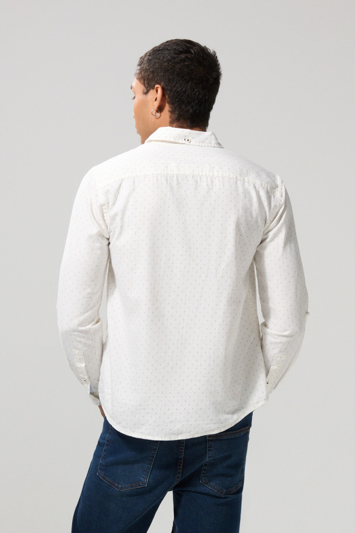 Camisa blanca con diseños de mini print y manga larga