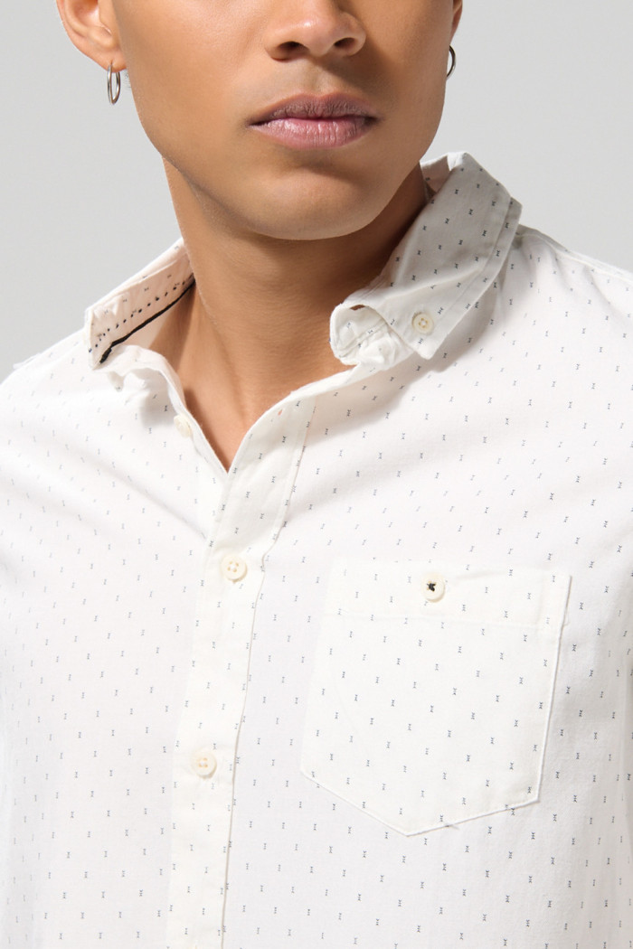 Camisa blanca con diseños de mini print y manga larga