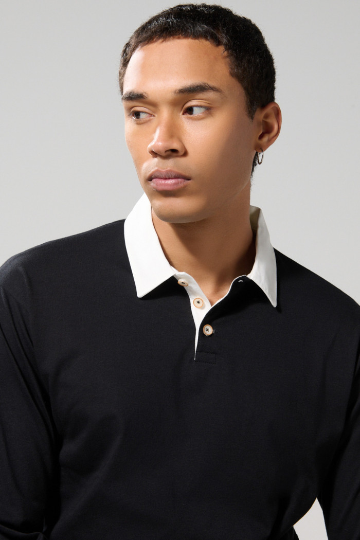 Camiseta polo unicolor manga larga con cuello en contraste