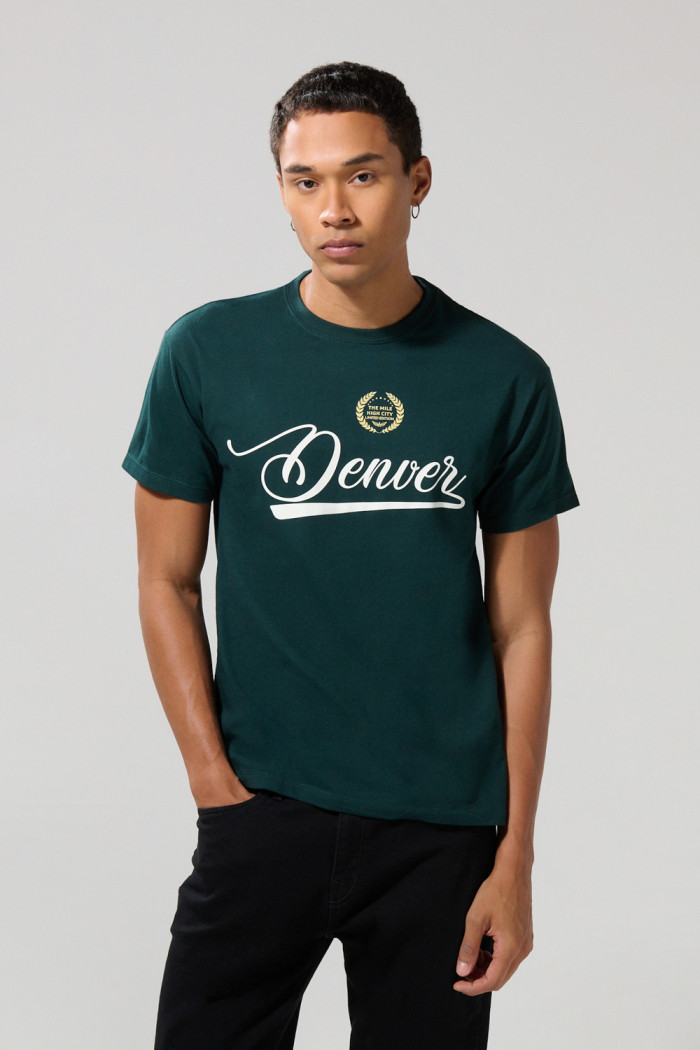 Camiseta cuello redondo verde oscura con diseño college