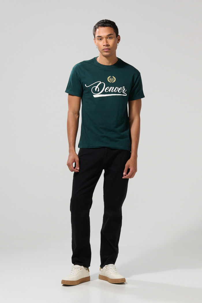 Camiseta cuello redondo verde oscura con diseño college