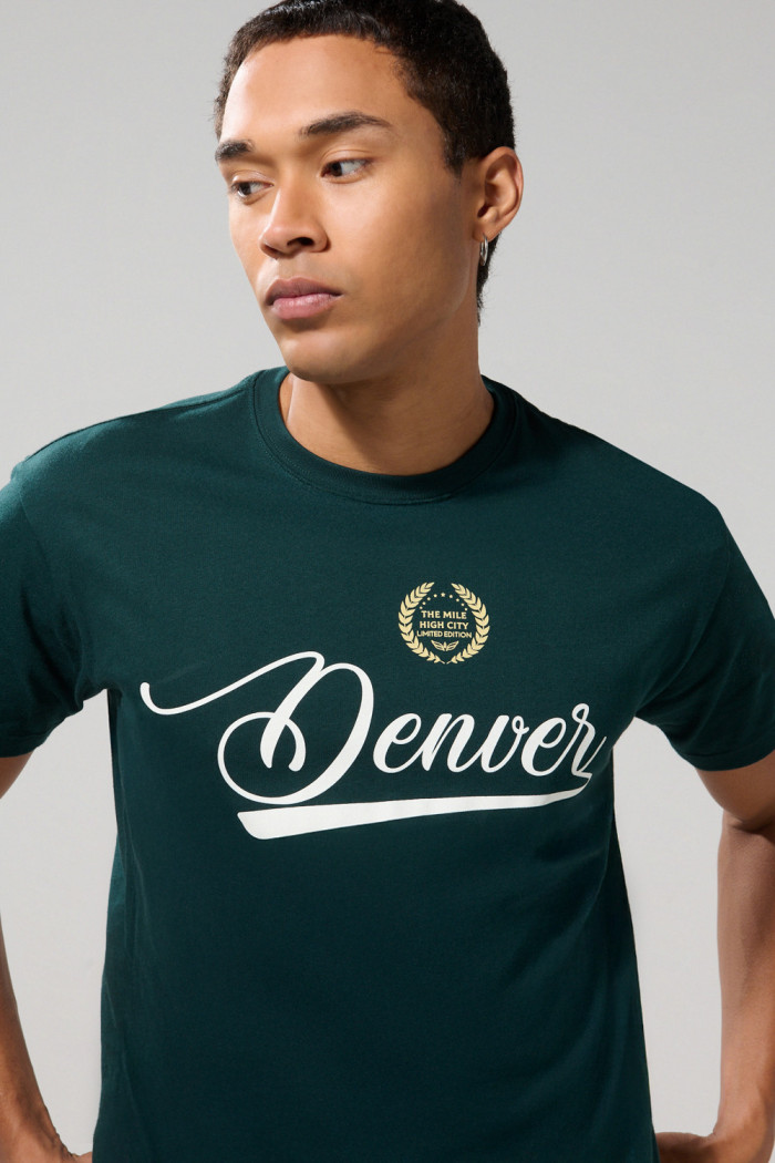 Camiseta cuello redondo verde oscura con diseño college