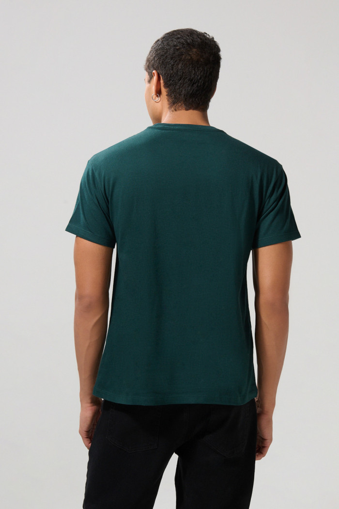 Camiseta cuello redondo verde oscura con diseño college