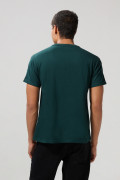 Camiseta cuello redondo verde oscura con diseño college
