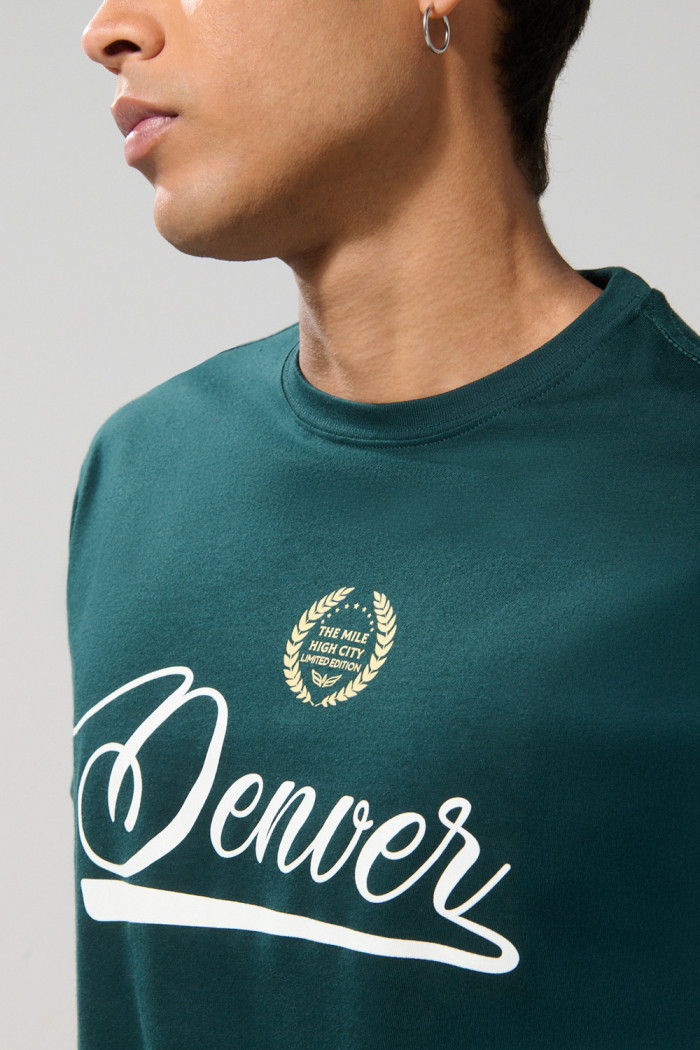 Camiseta cuello redondo verde oscura con diseño college