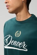 Camiseta cuello redondo verde oscura con diseño college
