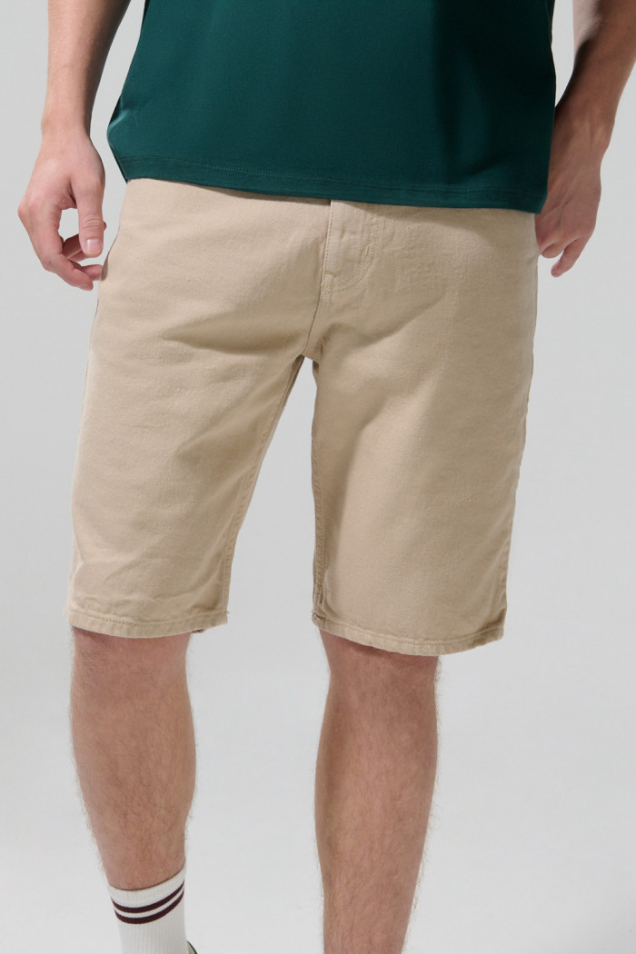 Bermuda slim en jean kaki clara con tiro bajo