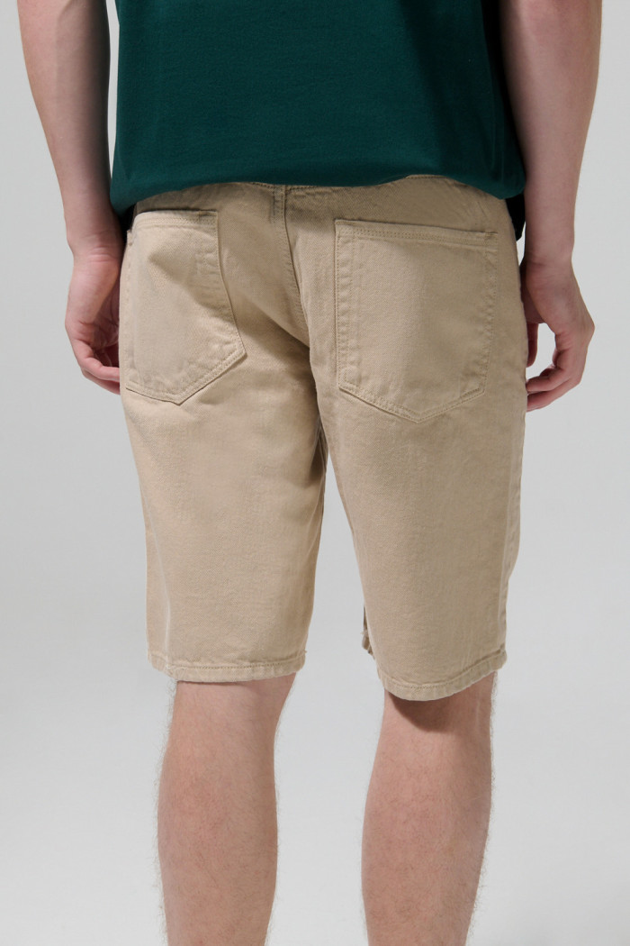 Bermuda slim en jean kaki clara con tiro bajo
