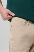 Bermuda slim en jean kaki clara con tiro bajo