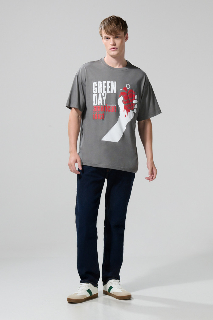 Camiseta gris intensa de Green Day con manga corta
