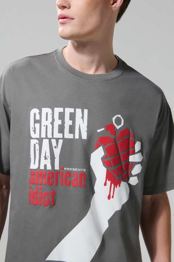 Camiseta gris intensa de Green Day con manga corta