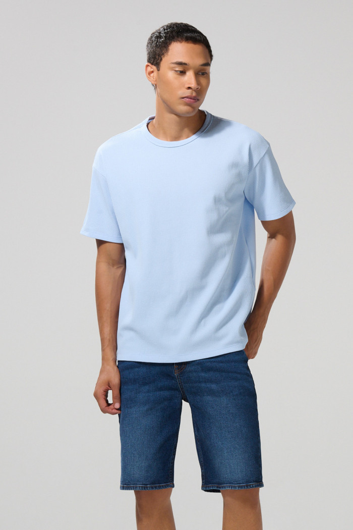 Bermuda en jean slim azul oscura tiro bajo con bolsillos