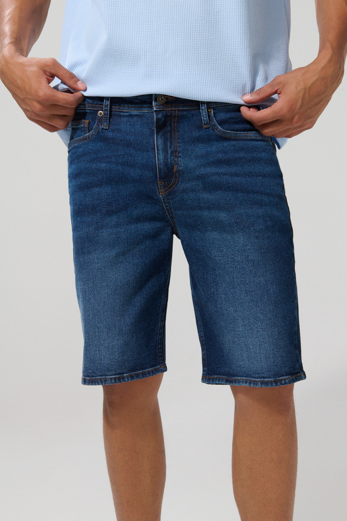 Bermuda en jean slim azul oscura tiro bajo con bolsillos