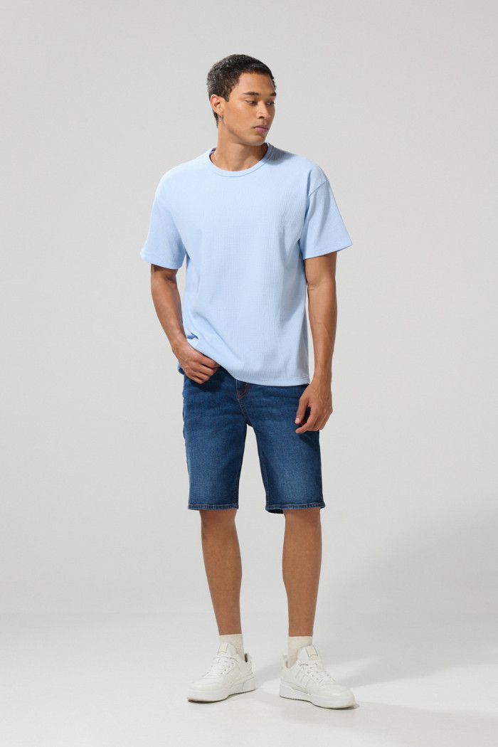 Bermuda en jean slim azul oscura tiro bajo con bolsillos