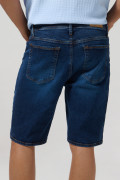 Bermuda en jean slim azul oscura tiro bajo con bolsillos