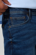 Bermuda en jean slim azul oscura tiro bajo con bolsillos
