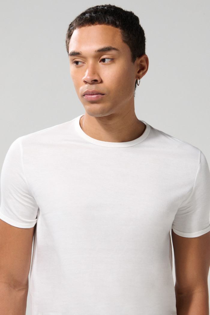 Camiseta unicolor ajustada con cuello redondo y puños en rib