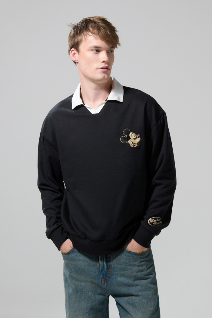 Buzo oversize negro con cuello polo y arte de Mickey