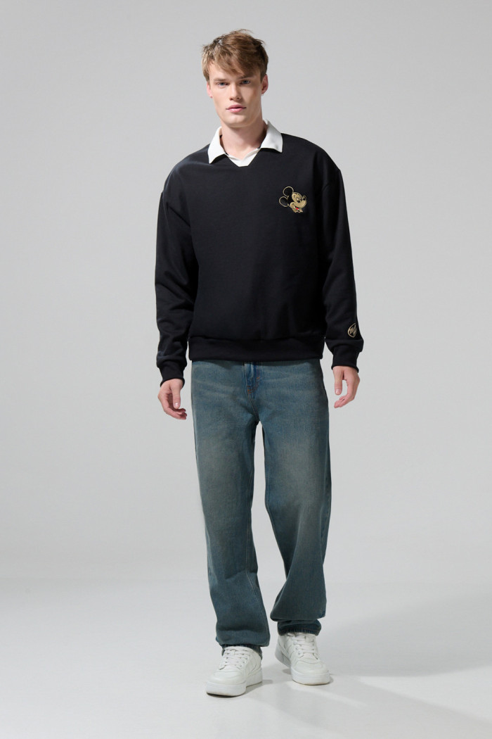 Buzo oversize negro con cuello polo y arte de Mickey
