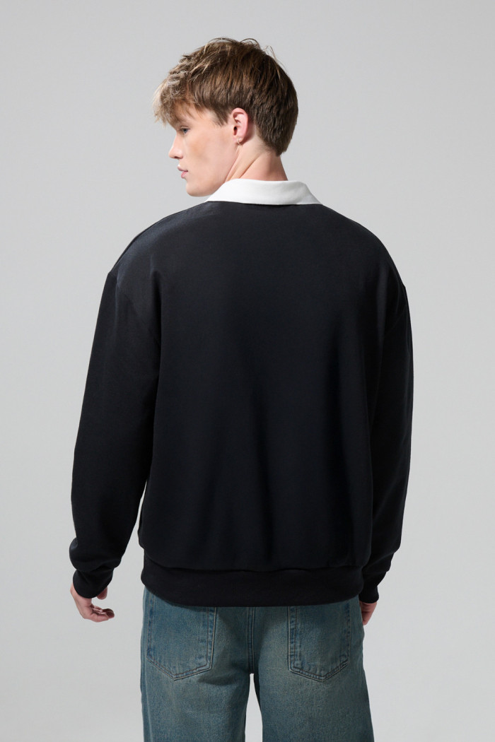 Buzo oversize negro con cuello polo y arte de Mickey