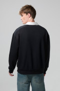 Buzo oversize negro con cuello polo y arte de Mickey