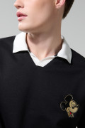 Buzo oversize negro con cuello polo y arte de Mickey