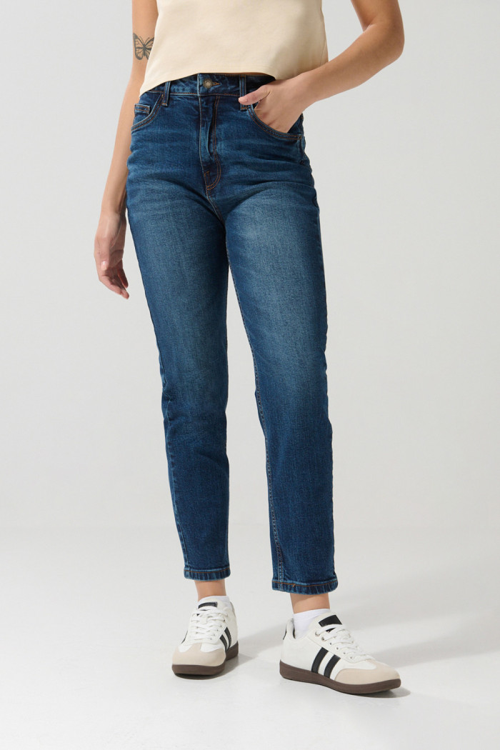 Jean mom azul oscuro bota recta con tiro súper alto