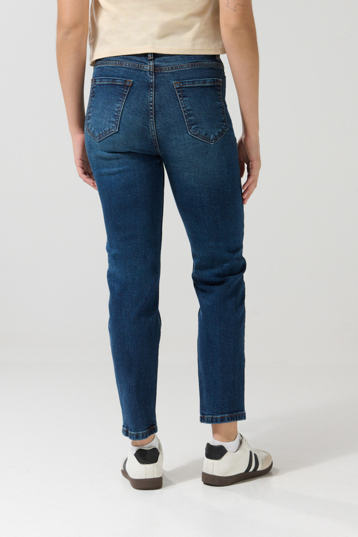 Jean mom azul oscuro bota recta con tiro súper alto