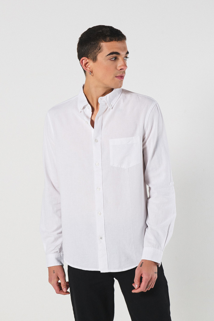 Camisa en algodón unicolor con cuello button down y bolsillo