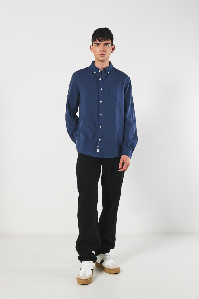 Camisa en algodón unicolor con cuello button down y bolsillo