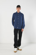 Camisa en algodón unicolor con cuello button down y bolsillo