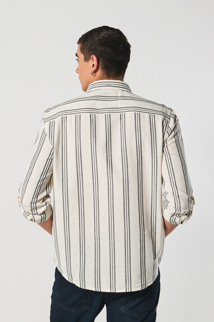 Camisa crema clara manga larga con rayas en contraste
