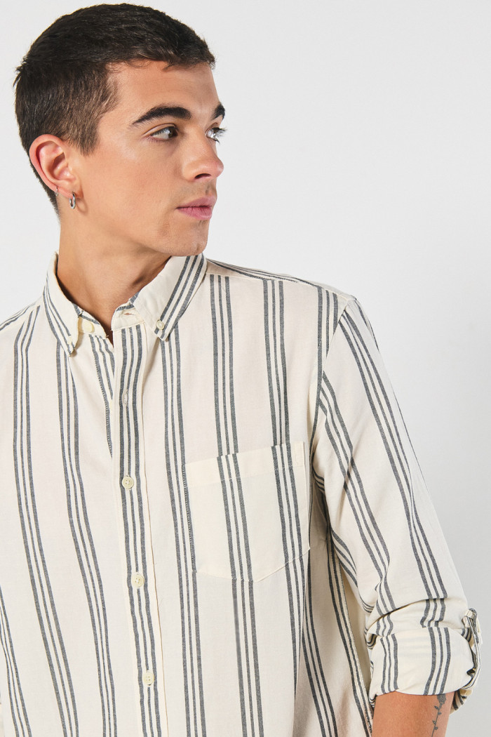 Camisa crema clara manga larga con rayas en contraste