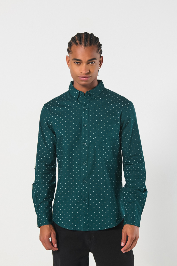 Camisa verde oscura con cuello button down y diseños