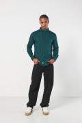 Camisa verde oscura con cuello button down y diseños