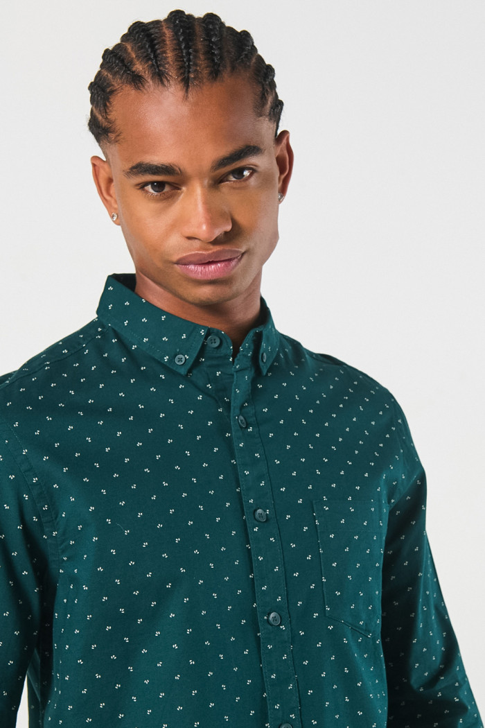 Camisa verde oscura con cuello button down y diseños