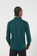 Camisa verde oscura con cuello button down y diseños