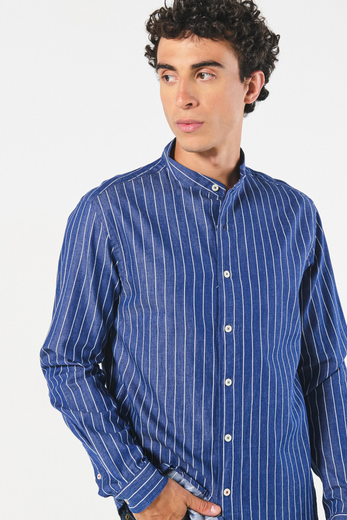 Camisa cuello nerú azul oscura con rayas blancas