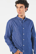 Camisa cuello nerú azul oscura con rayas blancas