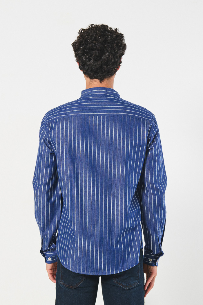 Camisa cuello nerú azul oscura con rayas blancas
